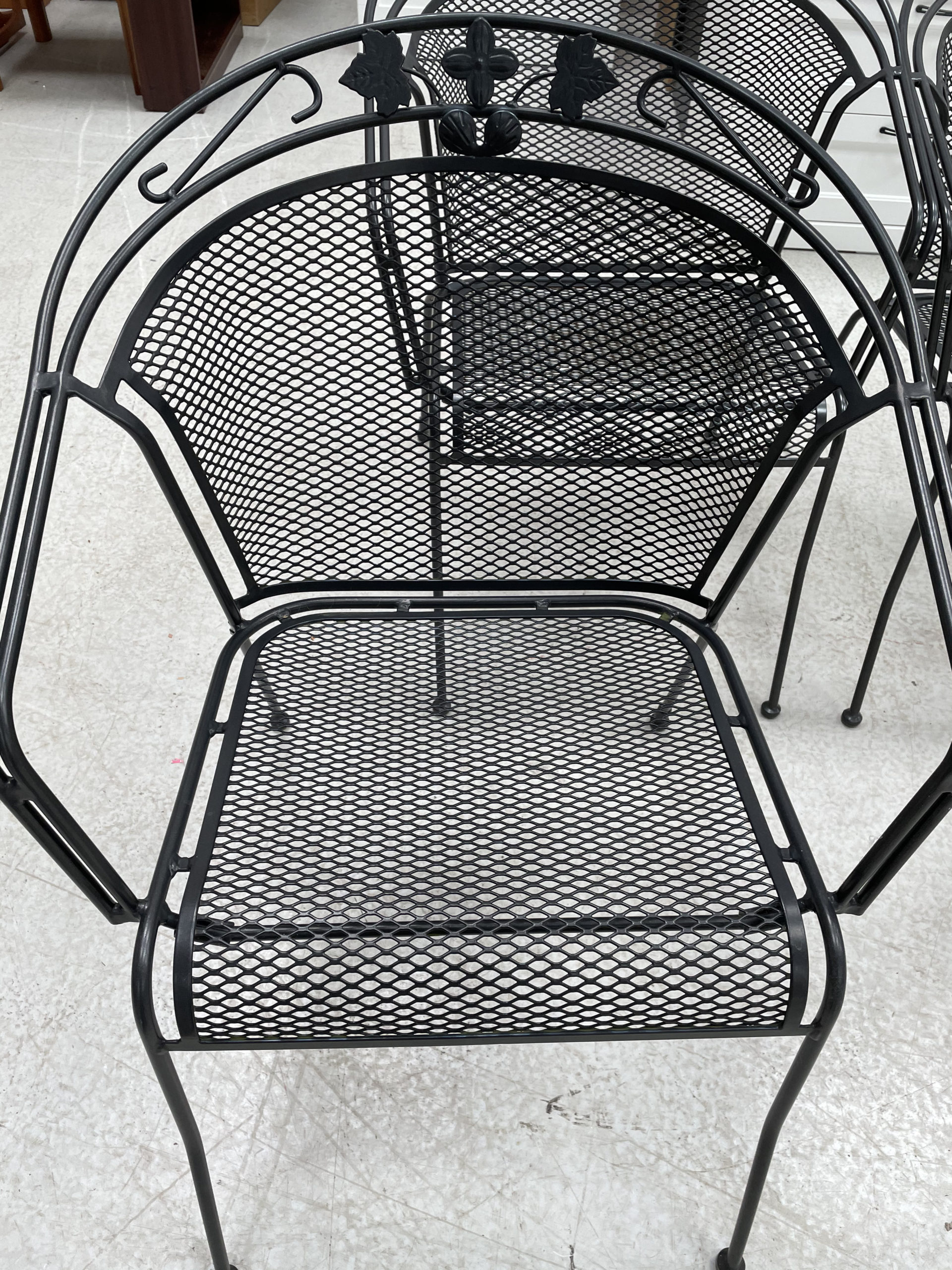 GARDEN TABLE & 4 HENLEY ROUND BACK CHAIRS KETTLER USED DONATED