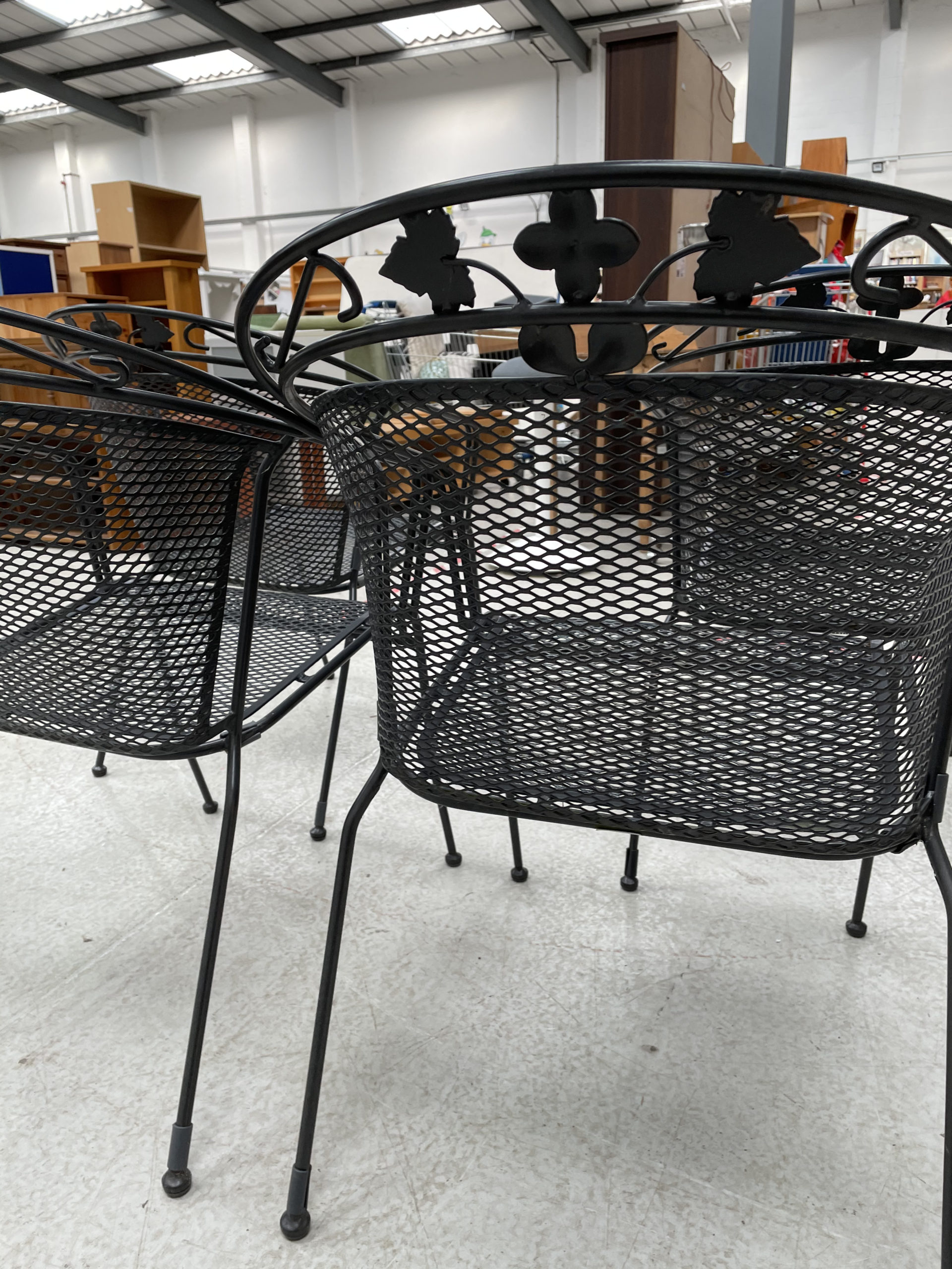 GARDEN TABLE & 4 HENLEY ROUND BACK CHAIRS KETTLER USED DONATED